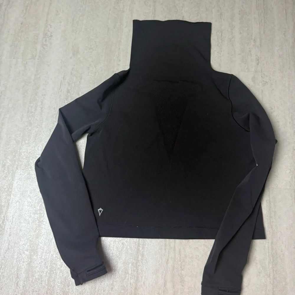 Ivivva by lululemon cropped turtleneck tech top dance top shirt